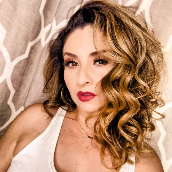 Meet your Posher, @EilasCloset - Picture 1 of 6